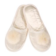 Γυναικεία παντόφλα σατέν με φουντάκι δωματίου νυφική ιβουάρ Ελληνική Γυναικείες Παντόφλες Δωματίου Amaryllis Slippers Γυναικεία παντόφλα σατέν με φουντάκι δωματίου νυφική ιβουάρ Ελληνική